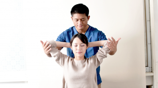 施術を受けている人